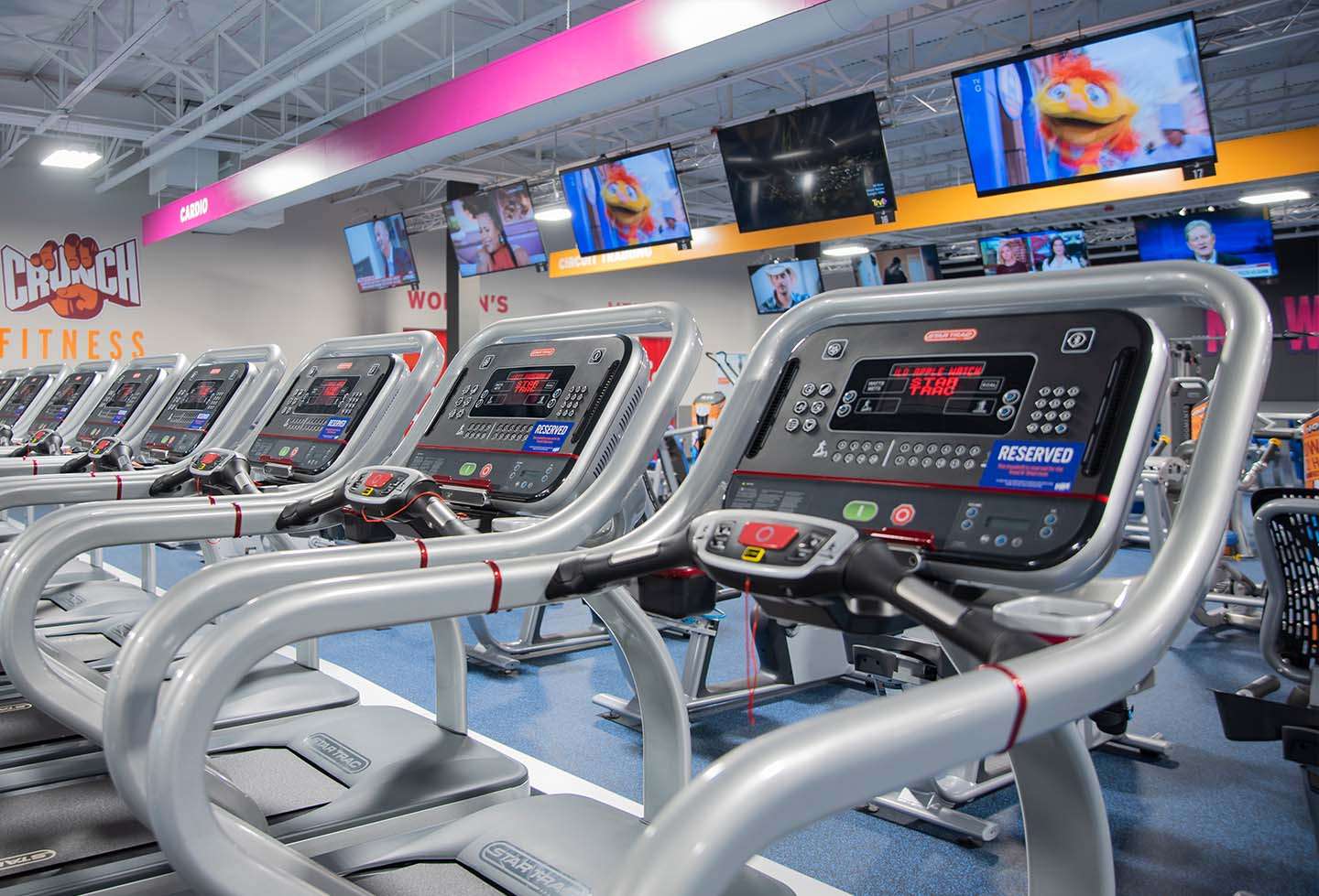 picture of treadmills at crunch fitness gym