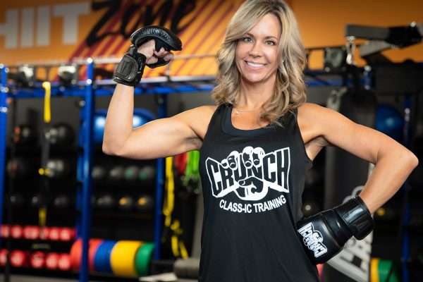 picture of a blond attractive trainer of crunch fitness